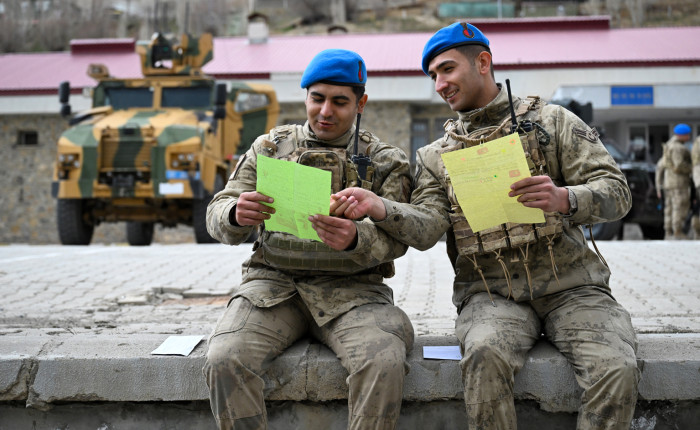 Minik yürekler ilk mektuplarını asker ağabeyleri için kaleme aldı