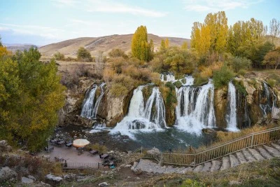 Muradiye Şelalesi sonbaharın renklerine bürünen doğasıyla ziyaretçilerini ağırlıyor