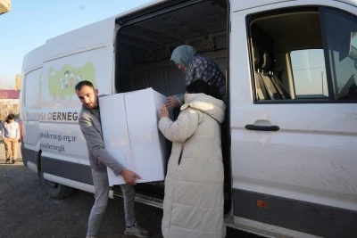 Muş'ta çocuklara giyim yardımı