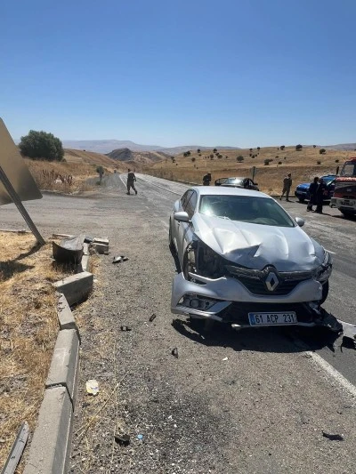 Muş'ta iki otomobilin çarpışması sonucu 8 kişi yaralandı