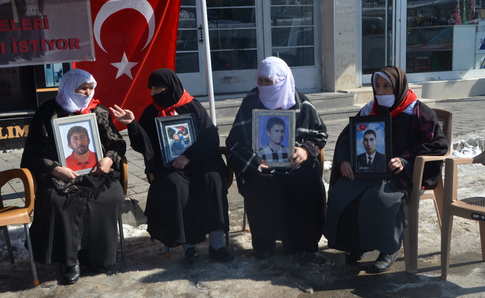 Muşlu aileler DEM Parti binası önündeki eylemlerini sürdürdü