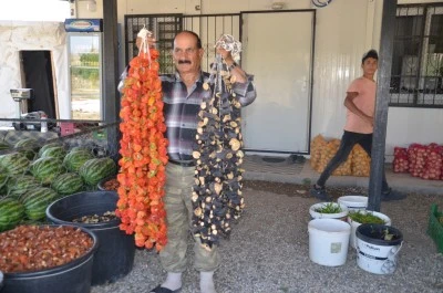 Muşlu çiftçi ​tarlasında yetiştirdiği sebzeleri kurutarak yol kenarında satıyor