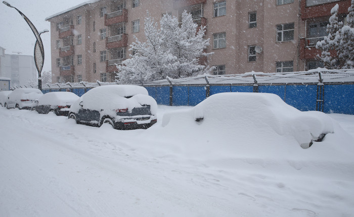 Muş'ta araçlar karla kaplandı