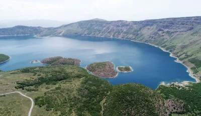 Nemrut Kalderası mavi ve yeşil renkli gölleriyle ziyaretçileri cezbediyor