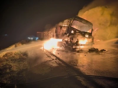 Nusaybin'de çarpışan iki tırdan biri yandı
