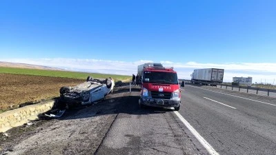 Nusaybin'de devrilen otomobildeki 2 kişi yaralandı