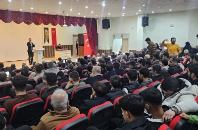 Nusaybin'de &quot;Yolumuzu Aydınlatan Yıldızlar&quot; konferansı düzenlendi