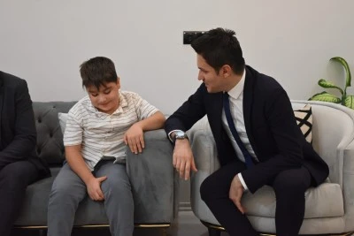 Nusaybin Kaymakamı Evren Çakır, DMD hastası çocuğun doğum gününü kutladı
