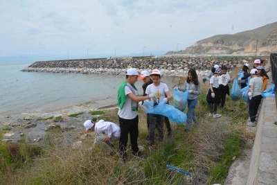 Öğrenci ve vatandaşlar Van Gölü sahilinde temizlik yaptı