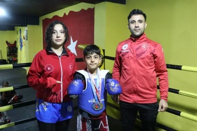 Okuldan ka&ccedil;tığı i&ccedil;in ablasının spora y&ouml;nlendirdiği &ccedil;ocuk, başarılarıyla dikkati &ccedil;ekiyor
