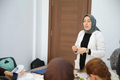 Okuma yazma kursuyla başladığı eğitim yolculuğunda hem &uuml;niversiteli hem usta &ouml;ğretici oldu