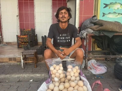 Organik Yumurtaları Çiftliğinde Üretiyor, Seyyar Tezgahta Satışa Sunuyor