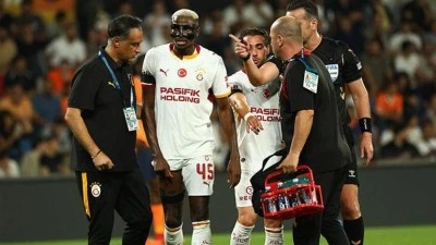 Osimhen sakatlandı! Durumu ciddi mi? Galatasaray'ın yıldızı Başakşehir ma&ccedil;ına devam edemedi