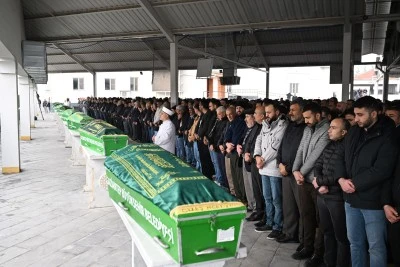 Osmaniye'de otobüsün tıra çarptığı kazada ölen 2 kişinin cenazesi Gaziantep'te defnedildi