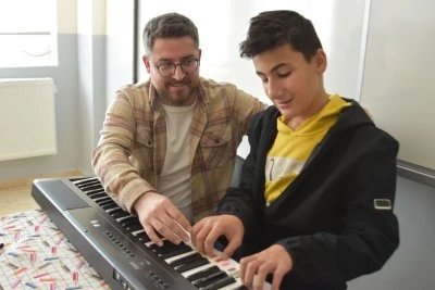 Otizmli Muhammed Yusuf, piyano melodileriyle hayatını renklendiriyor