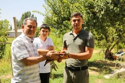 Özel gereksinimli Furkan'ın bitkin halde bulduğu angut kuşu tedavi altına alındı