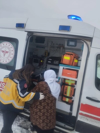 Siirt'te UMKE ve 112 Ekipleri Biri Bebek İki Hastayı Hastaneye Ulaştırdı