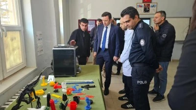 Pervari Kaymakamı G&uuml;lderen&rsquo;den Bilişim Sergisine Ziyaret