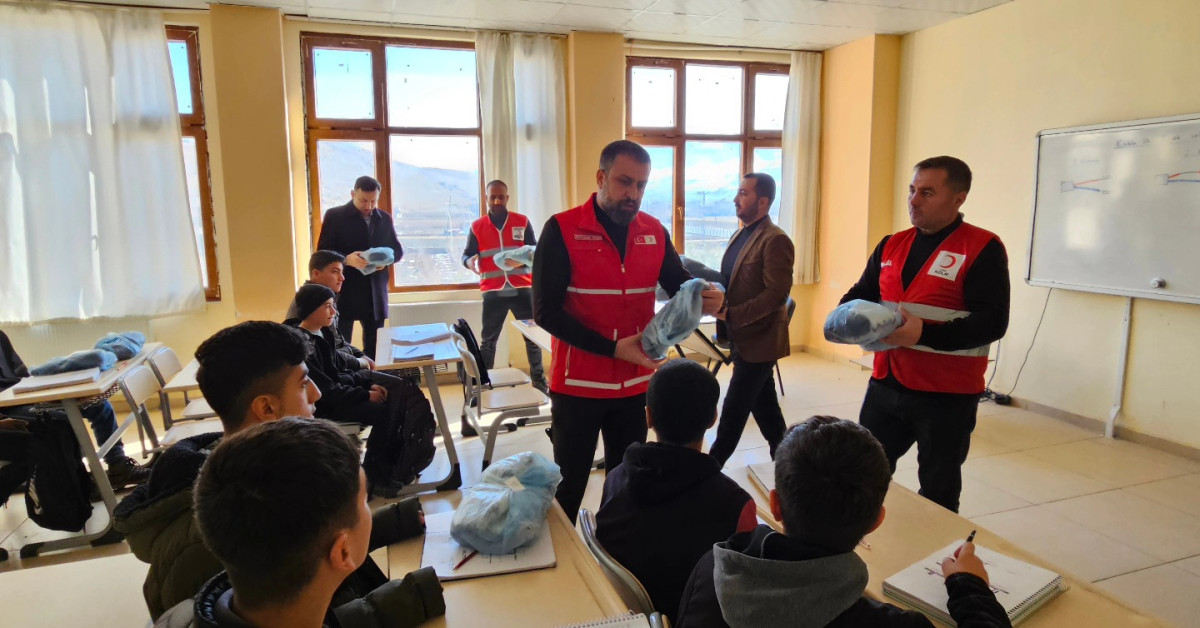 Pervari'de öğrencilere Kızılay'dan destek paketi dağıtıldı