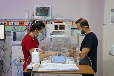 Prematüre ikiz bebekler, sağlık çalışanlarının &quot;şefkat nöbeti&quot; ile hayata tutundu