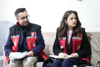 "Kırmızı yelekliler" ihtiya&ccedil; sahiplerine sosyal destek i&ccedil;in karlı yolları aşıyor