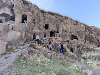 &quot;Maziden Atiye&quot; programına katılan öğrenciler, Doğu'daki doğal güzellikleri ve tarihi yapıları gezdi