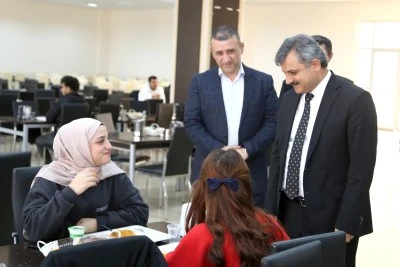 Rektör Öğrencilerle Öğle Yemeğinde Buluştu