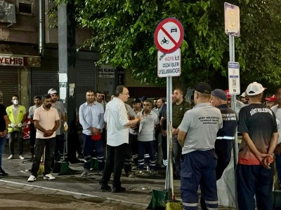 Sabah mesaisine temizlik ekipleriyle başladı! Vali Kızılkaya'dan &ouml;rnek davranış
