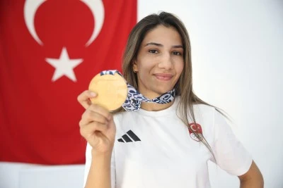 Şampiyon ablasının izinden giden Zehra, Akdeniz Oyunları'ndan altın madalyayla d&ouml;nd&uuml;
