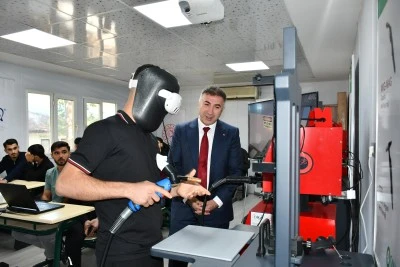 Sanal atölyelerde CNC makinesi kullanımı ve kaynakçılık eğitimi alıyorlar