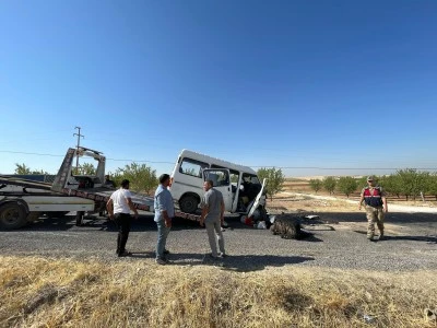 Şanlıurfa'da işçi minibüsü ile otomobilin çarpıştığı kazada 10 kişi yaralandı