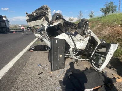 Şanlıurfa'da otomobil ile hafif ticari aracın &ccedil;arpıştığı kazada 3 kişi &ouml;ld&uuml;, 5 kişi yaralandı