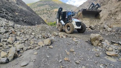Sason'da heyelandan kapanan yollar ulaşıma açılıyor