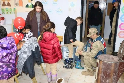Sason'da jandarmadan &ouml;ğrencilere kışlık giyecek desteği