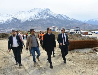Sason Kaymakamı Başar, TOKİ inşaat alanında incelemelerde bulundu
