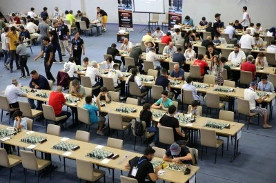 Satranç tutkunu anne ve kızı aynı turnuvada ter döküyor