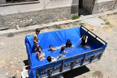  Sıcaklardan bunalan çocuklar traktör römorkunda serinledi