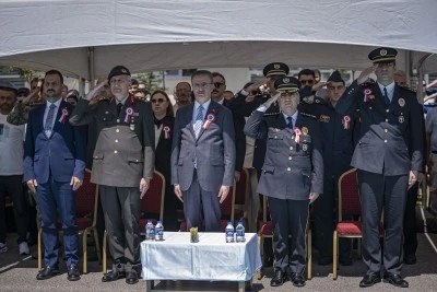 Siirt Emniyet M&uuml;d&uuml;r&uuml; &Ouml;zdemir, 703 Polisin Mezuniyet Sevincine Ortak Oldu