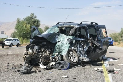 Siirt'in komşu ilinde 2 aracın &ccedil;arpıştığı kazada 2 kişi &ouml;ld&uuml;, 9 kişi yaralandı