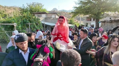 Siirt'in komşu ilinde atla gelin alma geleneği yaşatılıyor
