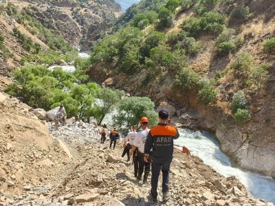 Siirt'in komşu ilinde balık tutarken &ccedil;aya d&uuml;şen kişiyi arama &ccedil;alışmaları s&uuml;r&uuml;yor