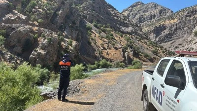 Siirt'in komşu ilinde balık tutarken &ccedil;aya d&uuml;şen kişiyi arama &ccedil;alışmaları s&uuml;r&uuml;yor