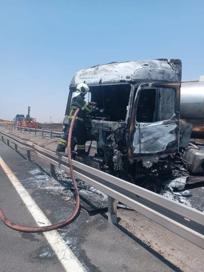 Siirt'in Komşu İlinde Bitkisel Yağ Y&uuml;kl&uuml; Tanker Alev Aldı!