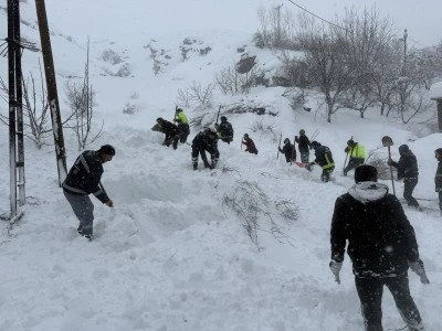 Siirt'in komşu ilinde &ccedil;ığ altında kalan kadın yaralı olarak kurtarıldı