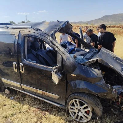 Siirt'in komşu ilinde devrilen hafif ticari araçtaki 4 kişi yaralandı