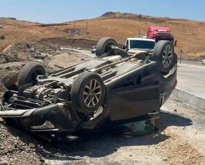 Siirt'in komşu ilinde devrilen otomobilin s&uuml;r&uuml;c&uuml;s&uuml; yaralandı