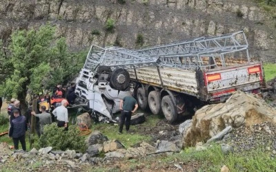 Siirt'in komşu ilinde devrilen tırın s&uuml;r&uuml;c&uuml;s&uuml; &ouml;ld&uuml;