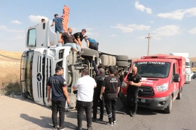 Siirt'in komşu ilinde devrilen tırın s&uuml;r&uuml;c&uuml;s&uuml; yaralandı