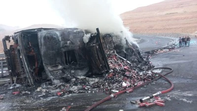 Siirt'in komşu ilinde devrilip alev alan kamyonun sürücüsü öldü