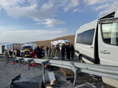 Siirt'in Komşu İlinde Yolcu Minibüsü ile Kamyonet Çarpıştı: Ölü ve Yaralılar Var